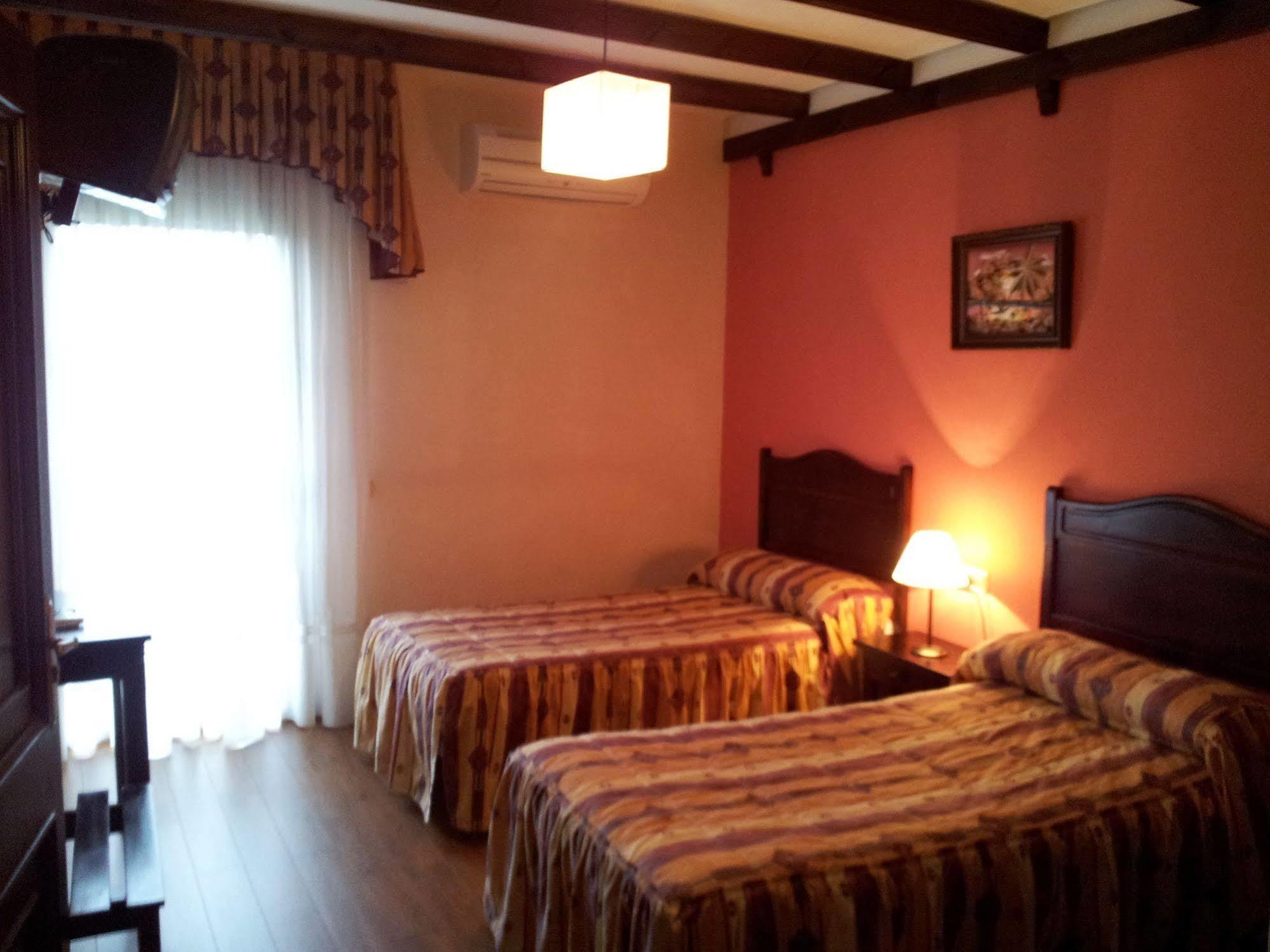 Apartamentos El Mirador Del Soto Sotoserrano エクステリア 写真
